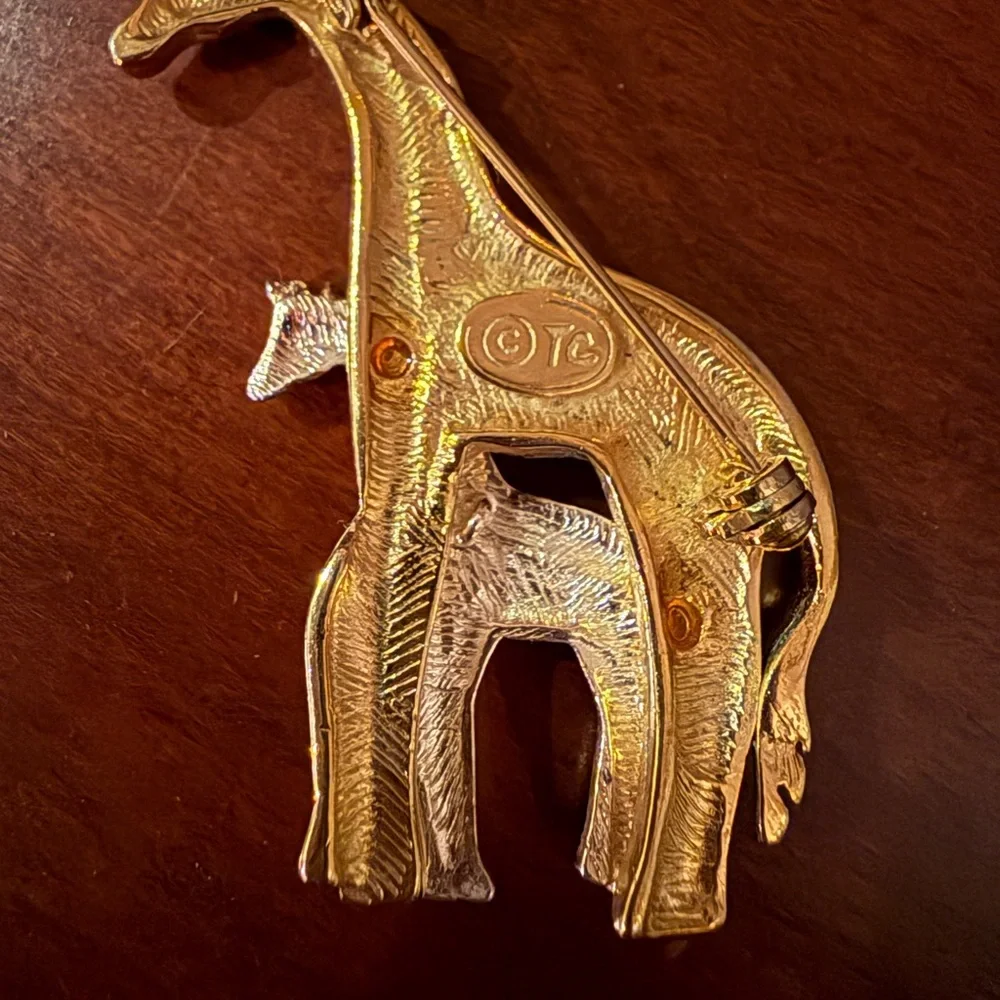 Vintage Giraffe Brooch Mommy & Baby Jungle Theme Signed by TC - Picture 3 of 4